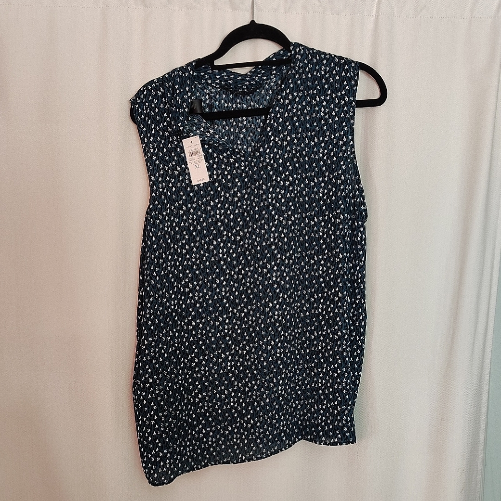 Ann Taylor Blue and White Floral Blouse Size XL New With Tags.